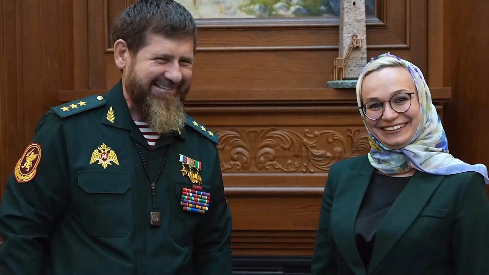 Исполнительный директор НО «СОЮЗЦЕМЕНТ» Дарья Мартынкина посетила промышленную площадку АО «Чеченцемент» и вручила главе Чеченской Республики Рамзану Кадырову высшую награду цементной отрасли